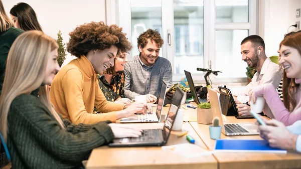 Jóvenes Espacio Creativo Coworking Generación Milenaria Juvenil Concepto Tecnología Empresarial — Foto de Stock