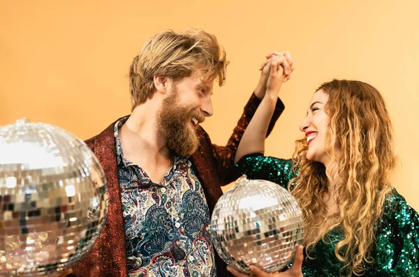 Feliz Jovem Casal Fazendo Festa Dança Discoteca Clube — Fotografia de Stock