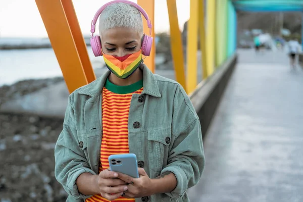 Genç Eşcinsel Kadın Lgbt Yüz Maskesi Takıyor Kablosuz Kulaklıkla Müzik — Stok fotoğraf
