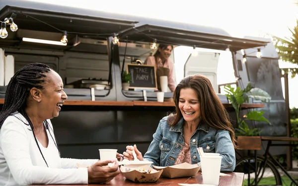 Gelukkig Multiraciale Senior Vrienden Hebben Plezier Eten Een Straat Voedsel — Stockfoto