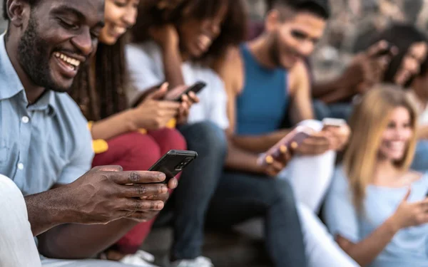 Joven Grupo Multirracial Amigos Usando Teléfono Inteligente Móvil Sentado Las —  Fotos de Stock