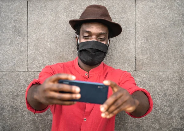 Jovem Homem Moda Africano Tomando Selfie Com Smartphone Móvel Enquanto — Fotografia de Stock
