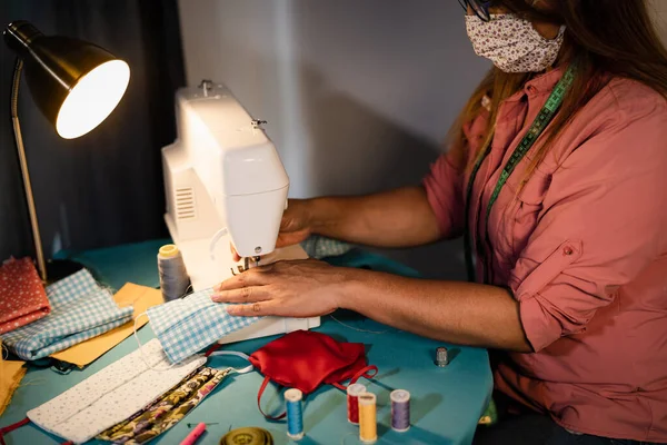 Mujer Hispana Trabajando Con Máquina Coser Haciendo Mascarilla Facial Casera — Foto de Stock