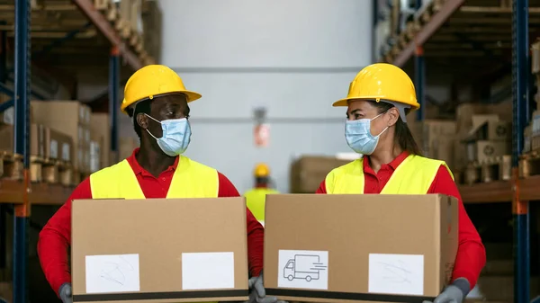 Trabajadores Almacén Cargando Cajas Entrega Mientras Usan Mascarilla Facial Durante — Foto de Stock