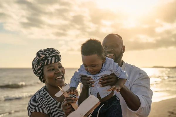 Família Africana Feliz Divertindo Praia Durante Férias Verão Amor Dos — Fotografia de Stock
