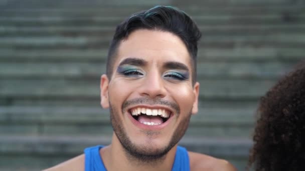 幸せなゲイの男を持っています楽しい笑顔でカメラに座っている間都市の階段 — ストック動画