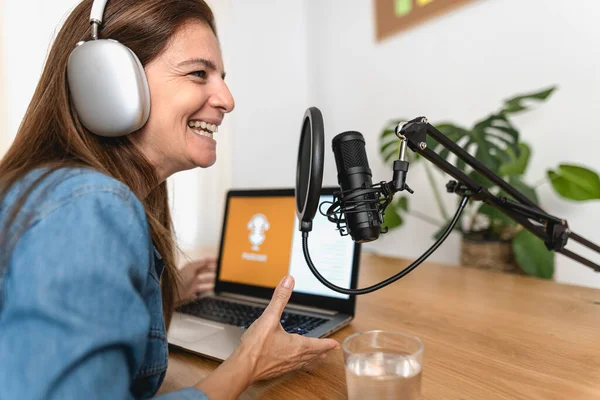 Mujer Madura Grabando Podcast Usando Micrófono Portátil Desde Estudio Casa — Foto de Stock