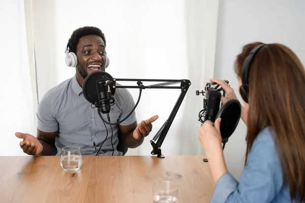 Multiraciální Lidé Nahrávají Podcast Pomocí Mikrofonu Sluchátek Domácího Studia — Stock fotografie