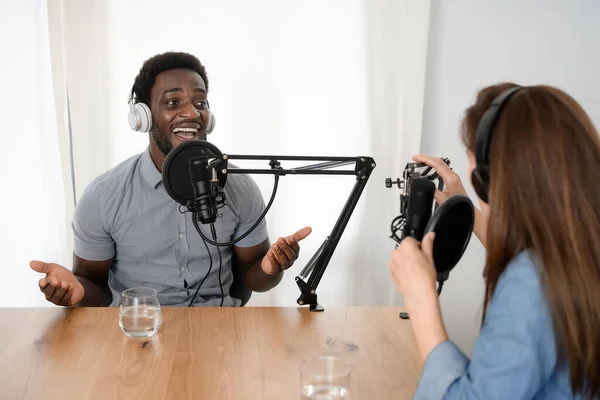 Persone Multirazziali Che Registrano Podcast Usando Microfono Cuffie Dallo Studio — Foto Stock