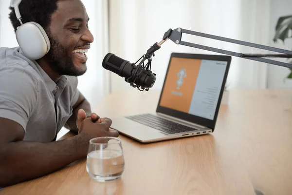 Hombre Africano Grabando Podcast Usando Micrófono Portátil Desde Estudio Casa — Foto de Stock