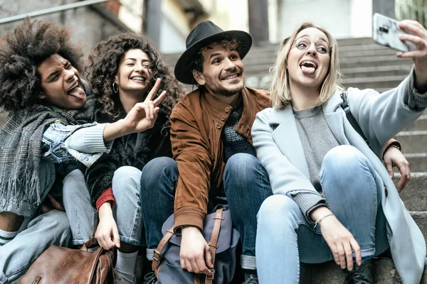 Jonge Multiraciale Groep Vrienden Neemt Selfie Met Mobiele Smartphone Zitten — Stockfoto