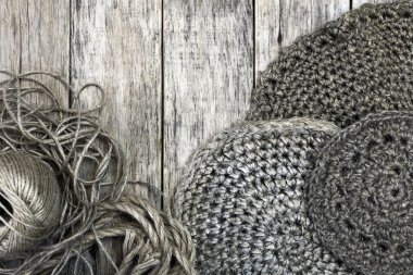 Grunge tarzı dekorasyon eski el yapımı tığ işi altlıkları, jüt kordon ve ip üzerinden ahşap arka plan.