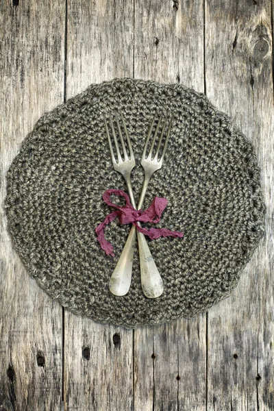 Beautiful decoration with two antique forks on handmade crochet doily. — Stock Photo, Image