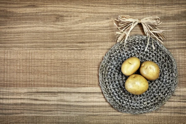 Schöne Dekoration mit frischen Kartoffeln auf Leinendeckchen. Bild von natürlichen Materialien. — Stockfoto