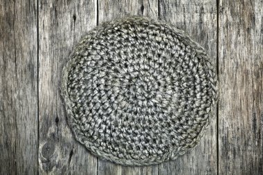 Grunge tarzı dekorasyon eski el yapımı tığ işi bardak altlığı peçete ile.