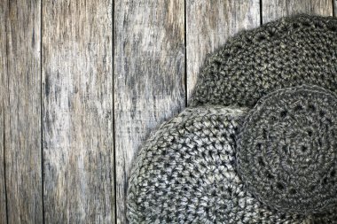 Grunge tarzı dekorasyon ile eski el yapımı tığ işi altlıkları.