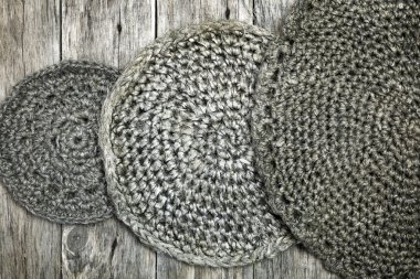 Grunge tarzı dekorasyon ile eski el yapımı tığ işi altlıkları.