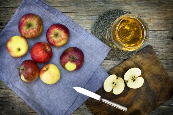 赤熟したリンゴとジュースと静物構成. — ストック写真