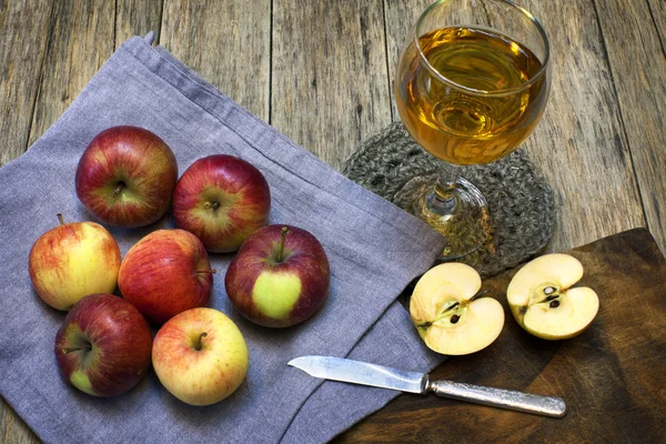赤熟したリンゴとジュースをグラスにまだ生合成に関する研究. — ストック写真