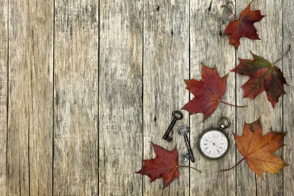 Composición con reloj de bolsillo viejo, llaves oxidadas y hojas . —  Fotos de Stock