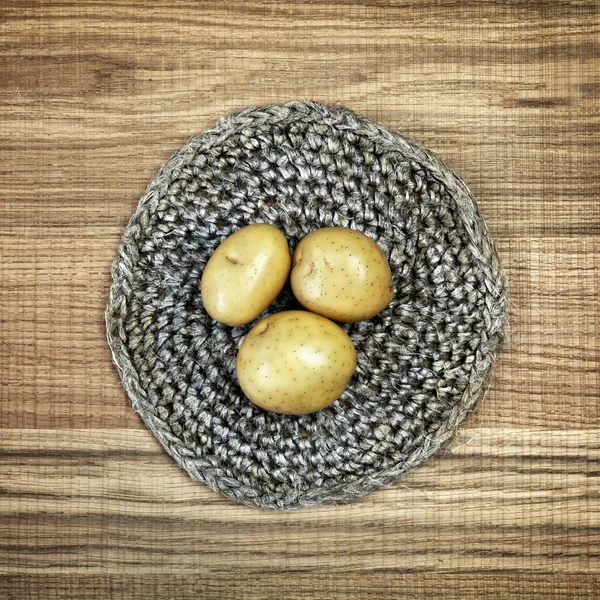 Schöne Dekoration mit frischen Kartoffeln auf Leinendeckchen. — Stockfoto