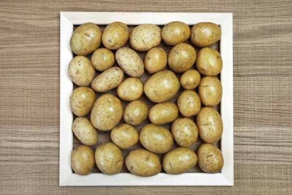 Schöne Dekoration mit quadratischem Rahmen aus frischen Kartoffeln. — Stockfoto