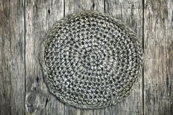 Grunge tarzı dekorasyon eski el yapımı tığ işi bardak altlığı peçete ile.