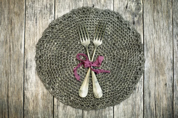 Decoration with two antique forks on handmade crochet doily. — Stock Photo, Image