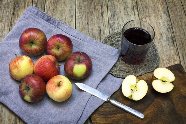 Stilleven samenstelling met rood-ripe appels en SAP in een glas. — Stockfoto
