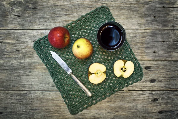 Mooie stilleven compositie met SAP in een glas, appels en fruit mes. — Stockfoto