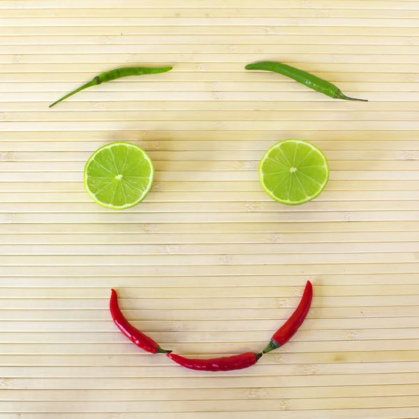 Composition décorative avec une alimentation saine visage souriant de légumes et de fruits . — Photo