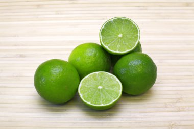 Bambu zemin üzerine taze limes.