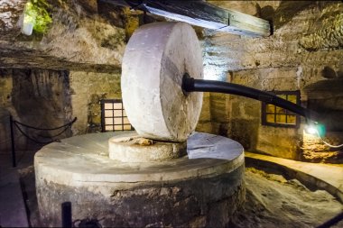 Terkedilmiş eski yeraltı petrol değirmen Gallipoli, İtalya