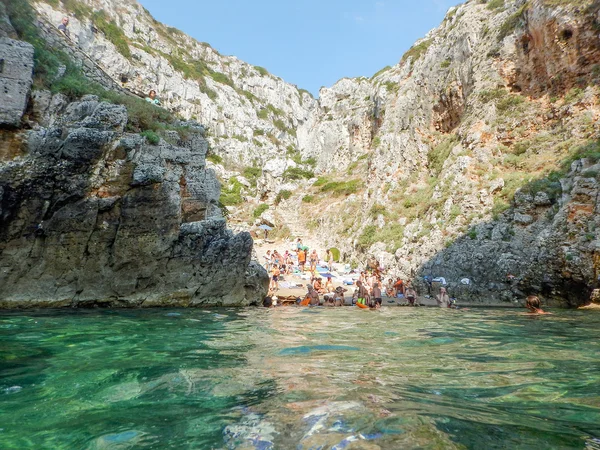 Mooie schilderachtige Zeegezicht te Ciolo brug, Salento, Apulië, Italië — Stockfoto