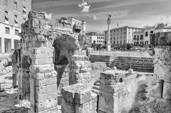 Het Romeinse amfitheater in de Sant'Oronzo square, Lecce, Italië — Stockfoto