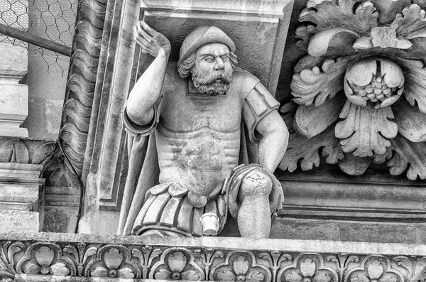 Escultura en la fachada de la Iglesia de la Santa Cruz, Lecce — Foto de Stock