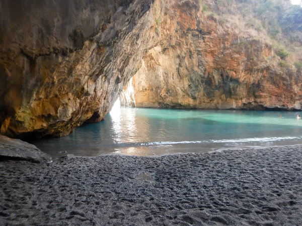 Arcomagno пляж на узбережжі італ кедри, Тірренського моря, — стокове фото