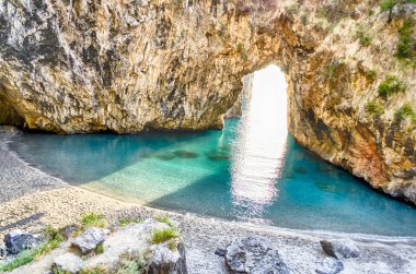Cedars, Tiren Denizi, Güney İtalya'nın kıyısındaki Arcomagno Beach