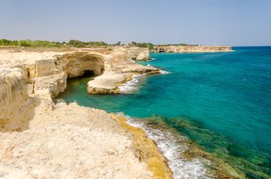Doğal görünümünü kayalık uçurum Torre Sant Andrea şehirde: Salento, Apulia, İtalya