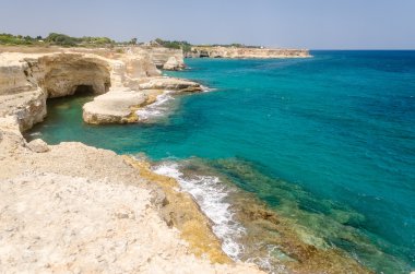 Doğal görünümünü kayalık uçurum Torre Sant Andrea şehirde: Salento, Apulia, İtalya