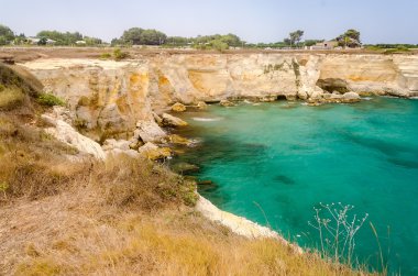 Doğal görünümünü kayalık uçurum Torre Sant Andrea şehirde: Salento, Apulia, İtalya