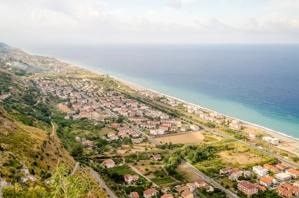 Vista aerea panoramica sulla costa calabrese sul Mar Tirreno, Italia — Foto Stock