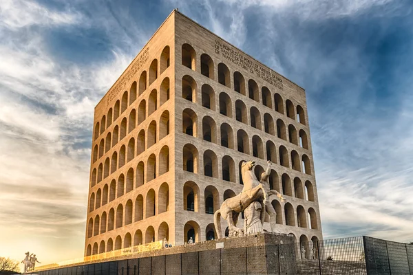 Palazzo della Civilta Italiana, também conhecido por Square Colosseum, Roma, Itália — Fotografia de Stock