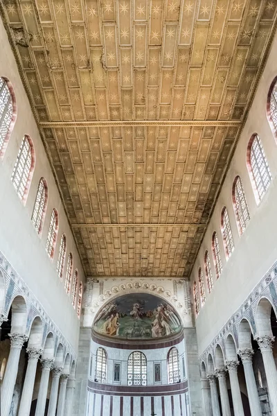 Interiores da Basílica de Santa Sabina em Roma, Itália — Fotografia de Stock