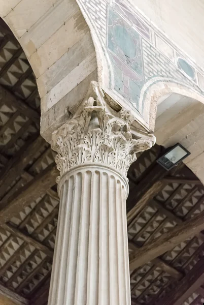 Interieurs van Saint Sabina basiliek in Rome, Italië — Stockfoto