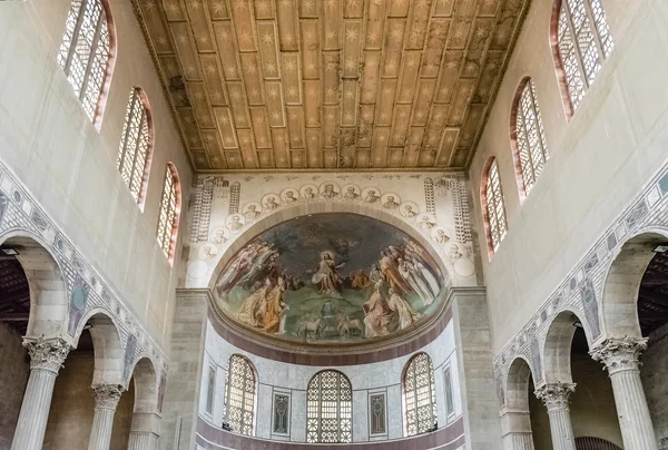 Interiores da Basílica de Santa Sabina em Roma, Itália — Fotografia de Stock