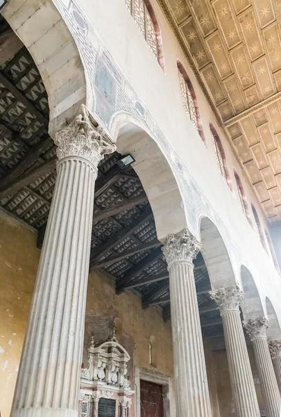 Innenräume der Basilika Saint Sabina in Rom, Italien — Stockfoto
