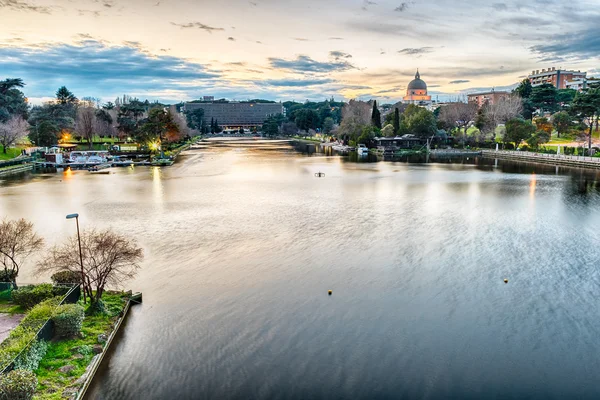 Scénický výhled na jezero Eur v Římě, Itálie — Stock fotografie