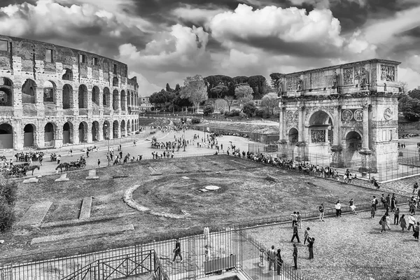 Aerial view of the Colosseum and Arch of Constantine, Rome — Stock Photo, Image