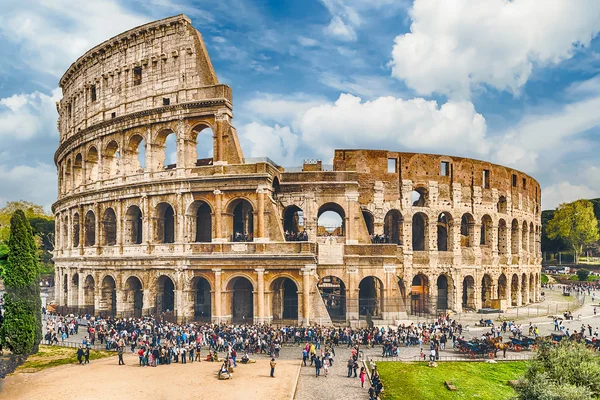 Vista sobre o Anfiteatro Flaviano, também conhecido como Coliseu de Roma, Itália — Fotografia de Stock